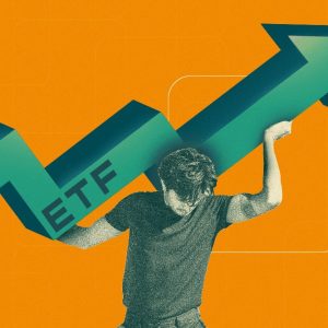Ilustração de uma homem segurando uma seta gigante de um gráfico em linha com a sigla "ETF" escrita. A matéria descreve os melhores ETFs para se investir ainda em 2023