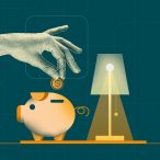 Imagem expressa a ideia de guardar ou poupar dinheiro com uma mão depositando moedas em um cofre de porquinho