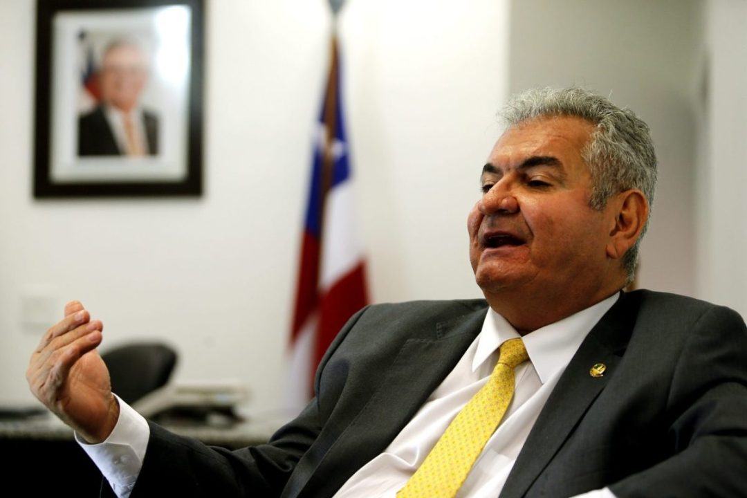 O senador Angelo Coronel (PSD - BA) em seu gabinete em Brasília.