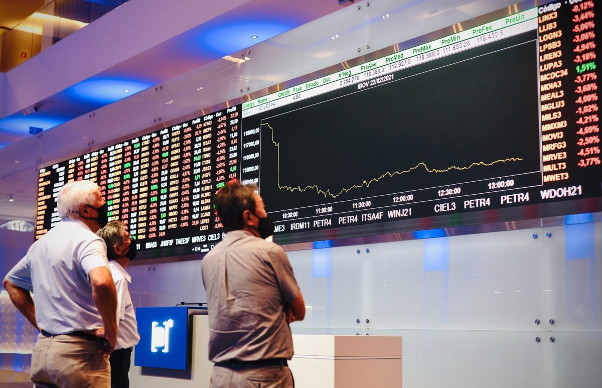 Investidores observam painel no prédio da Bolsa de Valores em São Paulo