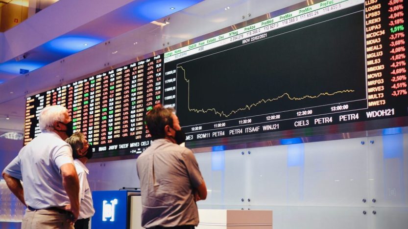 Investidores observam painel no prédio da Bolsa de Valores em São Paulo