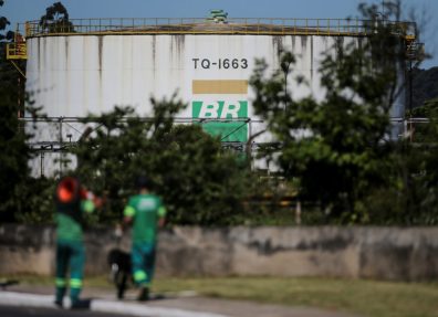 Gasolina deve subir mais no Brasil, com barril do petróleo acima de US$ 90