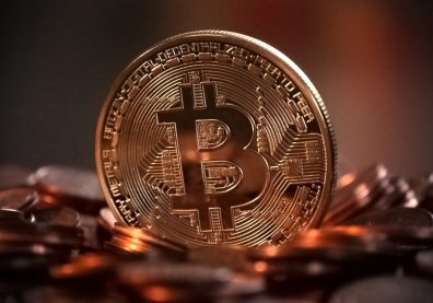 Bitcoin sobe 6% em semana marcado por Fomc, guerra e regulamentação