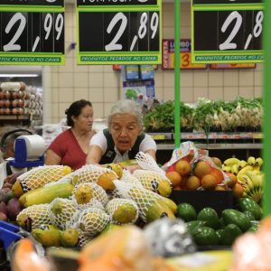 Inflação deve ficar perto de dois dígitos até maio, diz economista do Itaú