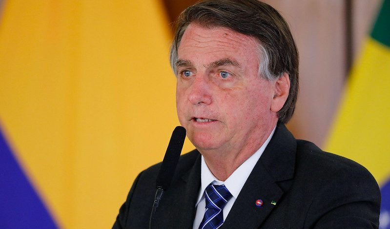 Bolsonaro anuncia PEC para reduzir o preço do diesel, da gasolina e do gás de cozinha