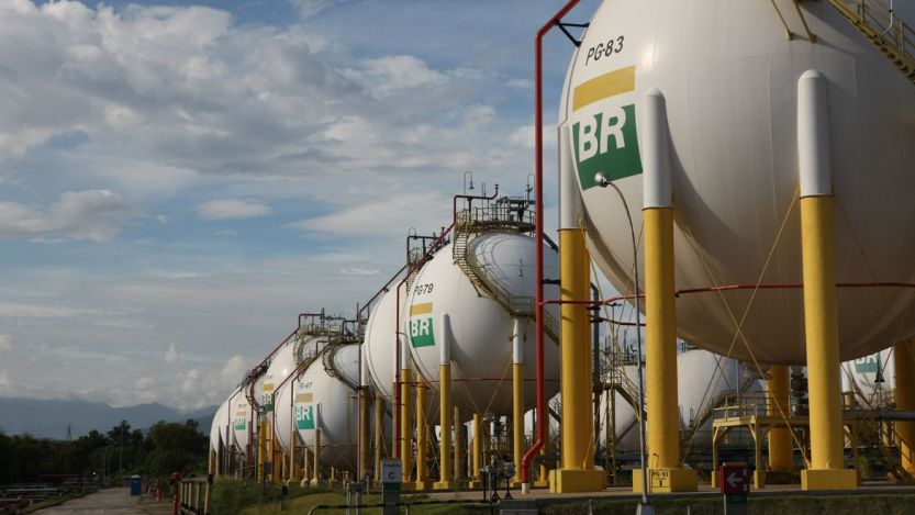 Esferas de armazenamento de gás liquefeito de petróleo (GLP) da refinaria Duque de Caxias, da Petrobras