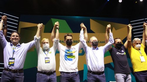 Doria (camiseta azul) com Leite, Virgílio e outros políticos do PSDB após o resultado das prévias: em busca de união (Foto: Divulgação/PSDB)