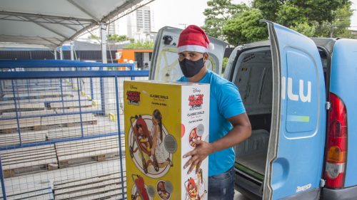 Entregador do Magazine Luiza; grandes varejistas se preparam para Black Friday e Natal (Foto: Edilson Dantas / Agencia O Globo)