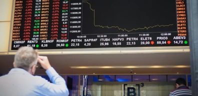 Mercado hoje: Ibovespa fecha em alta e dólar cai forte após decisão do Fed