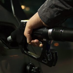O governo pode frear a alta da gasolina? Entenda o que está em jogo