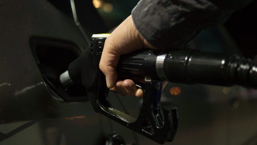 O governo pode frear a alta da gasolina? Entenda o que está em jogo