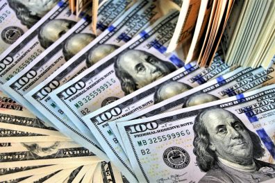 Dólar fecha em alta de 1,57% na primeira sessão de 2022