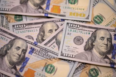 Dólar se mantém em alta e ronda os R$ 5,50, alinhado com pares emergentes