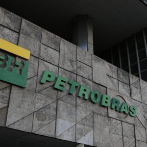 Foto do edifício sede da Petrobras no Rio de Janeiro com o logo da companhia e os dizeres "Petrobras"