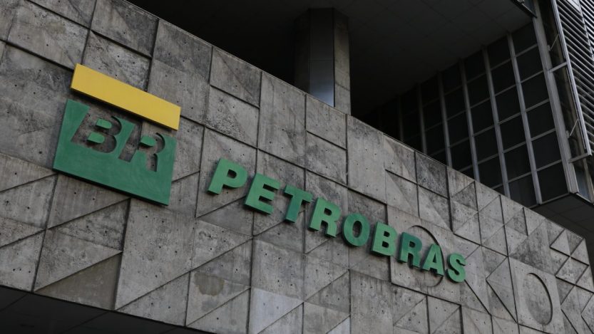 Foto do edifício sede da Petrobras no Rio de Janeiro com o logo da companhia e os dizeres "Petrobras"