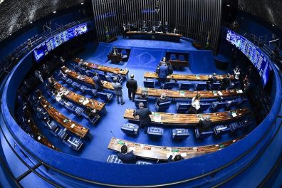 CCJ do Senado aprova por 16 votos a 10 parecer final sobre a PEC dos Precatórios