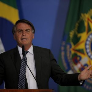 Bolsonaro diz a empresários que não pode interferir no preço dos combustíveis