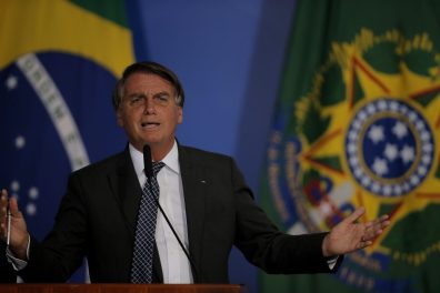 Bolsonaro diz a empresários que não pode interferir no preço dos combustíveis
