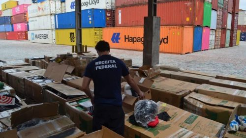 Conferência de carga no Porto de Santos, SP, durante a Operação Outlet. Foto: Divulgação/Receita Federal
