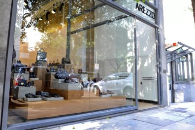 Arezzo (ARZZ3) cresce e encosta nos líderes; mas vale a pena comprar ações da companhia?