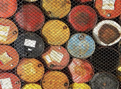 Petróleo fecha em alta, com riscos no abastecimento e compromisso da Opep+ com mercado