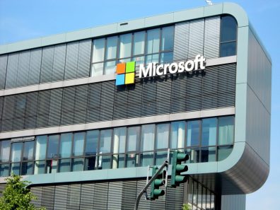 Microsoft (MSFT) lucra US$ 21 bi no 1º tri e supera expectativas; ação sobe 4% pós-fechamento