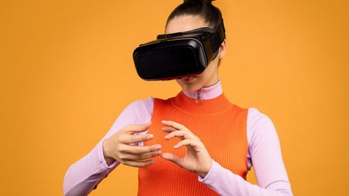 Mulher interage com uso de óculos de realidade virtual: Metaverso já é realidade — (Foto: Sound On/Pexels)