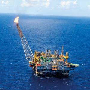 Foto de plataforma de petróleo em alto mar