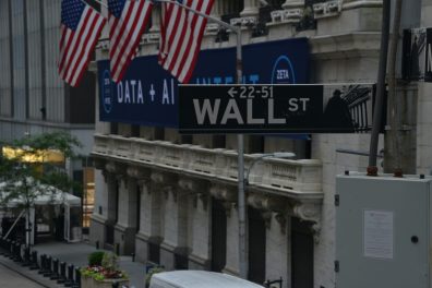 Bolsas de Nova York fecham em alta discreta com ânimo moderado após lei do teto da dívida