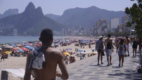 Cariocas e turistas lotam a praia de Ipanema em 2021; retomada do turismo pode alavancar setor de serviços (foto: Tomaz Silva/Agência Brasil)