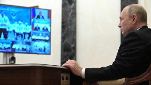 Presidente russo Vladimir Putin em teleconferência em Moscou (Foto: Alexey NIKOLSKY / Sputnik / AFP)