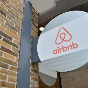 Airbnb quer atrair grandes proprietários com novo serviço de apartamentos para aluguel