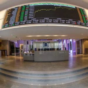 Investidores na Bolsa adotam cautela após Copom; Ibovespa tem leve queda