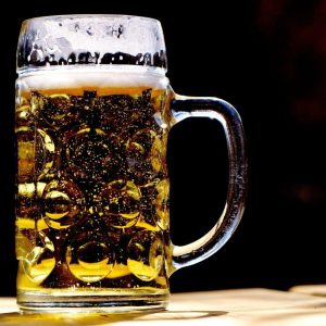 Disputa entre cerveja e destilados sobre taxação vai de teor alcoólico ao peso da dose