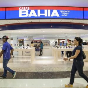 Ações em alta: Casas Bahia lidera ganhos, com Embraer e varejistas também em destaque