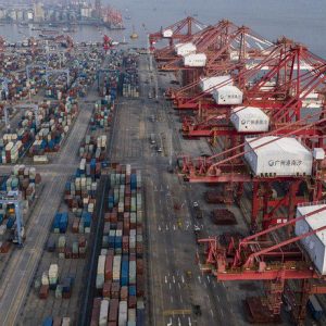 Exportações da China sobem 2,3% na comparação anual de dezembro e superam previsão