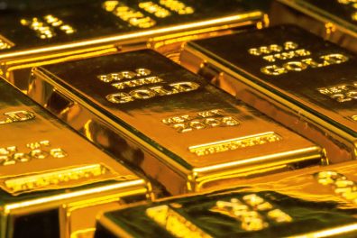 Ouro fecha em alta após ataque russo; metal precioso pode subir a US$ 2 mil com guerra prolongada