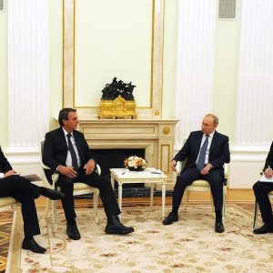Em encontro com Putin, Bolsonaro destaca intenção de colaborar em áreas como defesa, petróleo, gás e agricultura