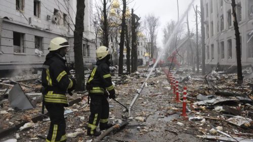 Bombeiros apagam fogo em um prédio do Serviço de Segurança Ucraniano (SBU) após um ataque russo em Kharkiv, a segunda maior cidade da Ucrânia (Foto: Andrew Marienko/AP)