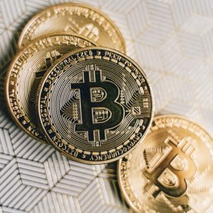 Bitcoin desaba mais; analistas dizem que não é hora de ‘virar a mão’ e comprar