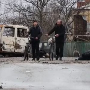 As acusações de crime de guerra contra a Rússia aumentaram nesta segunda-feira, após a divulgação pelo governo ucraniano de imagens de cadáveres abandonados em subúrbios de Kiev, sobretudo em Bucha, a 37 quilômetros da capital, no domingo