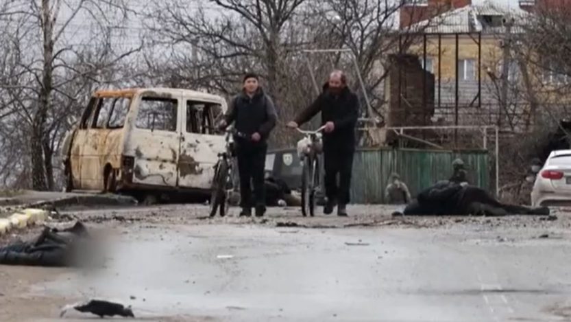 As acusações de crime de guerra contra a Rússia aumentaram nesta segunda-feira, após a divulgação pelo governo ucraniano de imagens de cadáveres abandonados em subúrbios de Kiev, sobretudo em Bucha, a 37 quilômetros da capital, no domingo