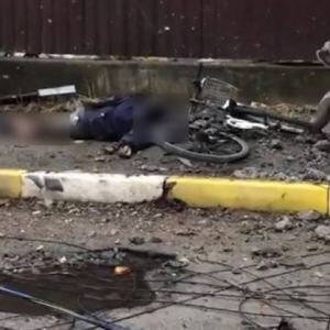 Imagens feitas por drone flagraram momento em que blindado dispara contra um homem em cidade ucraniana onde foram relatadas denúncias sobre massacre de civis