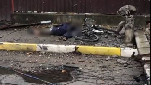 Imagens feitas por drone flagraram momento em que blindado dispara contra um homem em cidade ucraniana onde foram relatadas denúncias sobre massacre de civis
