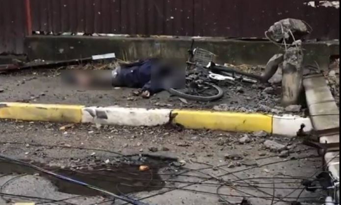 Imagens feitas por drone flagraram momento em que blindado dispara contra um homem em cidade ucraniana onde foram relatadas denúncias sobre massacre de civis