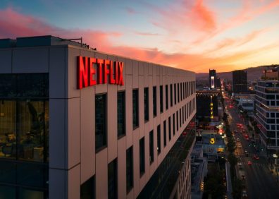 Netflix lucra mais no 2º tri, mas ações caem com alerta para concorrência intensa
