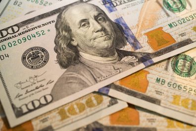 Dólar firma queda, negociado abaixo de R$ 4,70