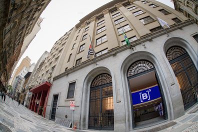 Mercado hoje: Ibovespa fecha em alta de 2,75% com possibilidade de Persio Arida compor Ministério  com Haddad