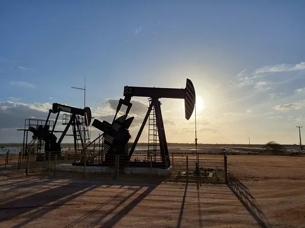 Petróleo fecha em baixa expressiva, após sauditas reduzirem preços para determinados países