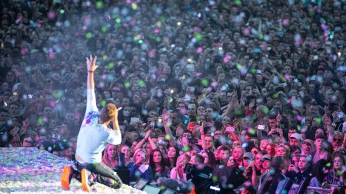 Chris Martin, do grupo Coldplay, em apresentação de 2017 em Manchester, Inglaterra. - Foto: Associated Press/Rex Features